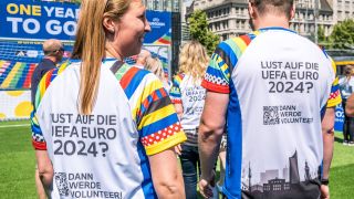 Für die Fußball-EM 2024 in Deutschland werden Volunteers gesucht (Quelle: IMAGO/Christian Grube)