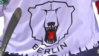 Logo der Eisbären Berlin auf einem Spieler-Trikot (Quelle: IMAGO / Maximilian Koch)