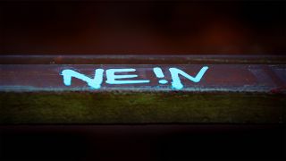 "Nein" steht in türkisfarbener Schrift auf einer Parkbank (Bild: imago images/Martin Schroeder)