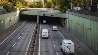 Autos fahren auf der A111 durch den Tunnel Richtung Tegel (Bild: imago images/Jürgen Ritter)