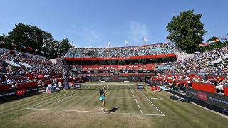 Tennis-Spielerin im Steffi-Graf-Stadion (Quelle: IMAGO / Paul Zimmer)