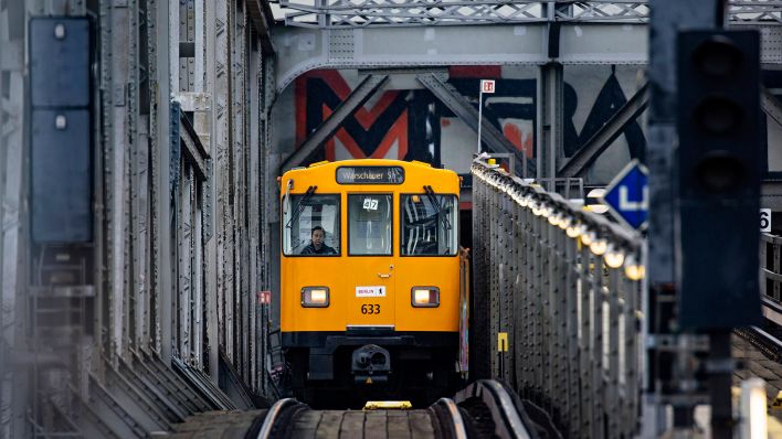Symbolbild:Ein Zug der U-Bahn Linie 3 nach Warschauer Strasse fährt auf der Brücke bei Bahnhof Gleisdreieck.(Quelle:imago images/E.Contini)