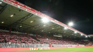 Volle Ränge und Flutlicht im Stadion An der Alten Försterei (imago images/Contrast)