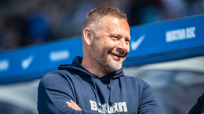 Hertha-Trainer Pal Dardai lächelt.ö (Bild: IMAGO / Beautiful Sports)