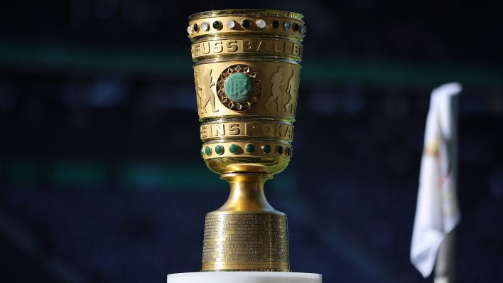 Der DFB-Pokal beim Finale 2023 im Berliner Olympiastadion. Quelle: dpa/Jan Woitas