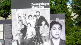 Stelen mit Fotos erinnern am Standort des früheren Sammellagers in Berlin-Marzahn an in der NS-Zeit verschleppte Sinti und Roma. (Quelle: imago-images/Jürgen Ritter)
