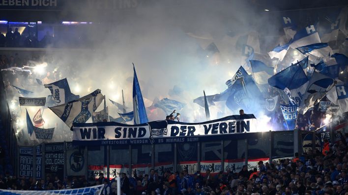 Anhänger von Hertha BSC zünden beim Auswärtsspiel auf Schalke Pyrotechnik (imago images/Team 2)