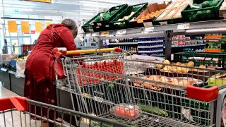Symbolbild: Einkauf in einem Supermarkt oder Discounter zu Zeiten von Inflation. (Quelle: IMAGO/Martin Wagner)