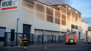 Die Berliner Feuerwehr ist bei einem Lagerhallenbrand eines Recyclingbetriebes mit über 120 Kräften seit dem frühen Mittwochabend im Einsatz. (Quelle: IMAGO/Andreas Friedrichs)