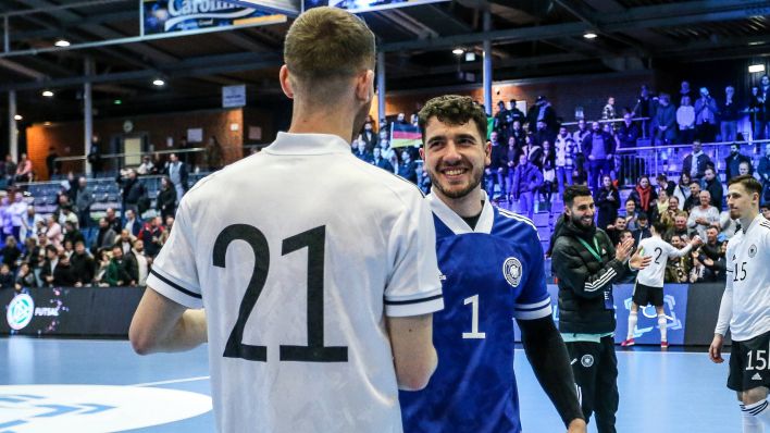 Futsal-Spieler Fabian Schulz und Paulos Wiegel klatschen ab (Bild: Imago Images/Nico Herbertz)