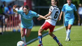 Viktoria Berlin (in blau) gegen den Hamburger SV (imago images/Oliver Baumgart)