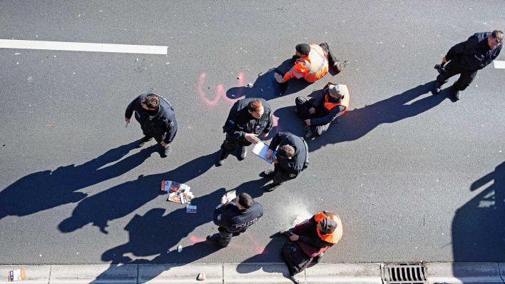 Archivbild:Aktivisten der Letzten Generation werden am 04.05.2023 von Polizisten umringt.(Quelle:imago images/S.Zeitz)