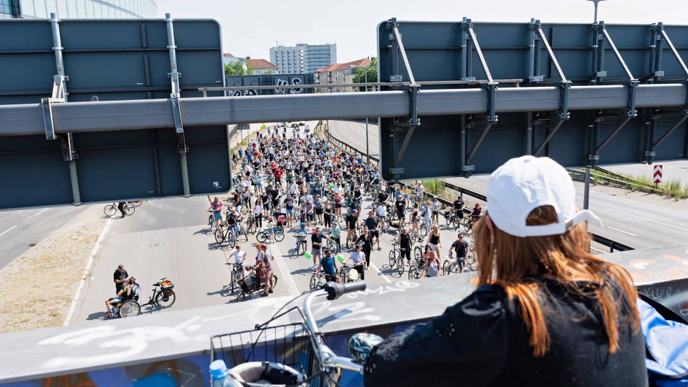 Tausende Radfahrer auf der A100 zur Sternfahrt des ADFC. (Quelle: imago images/S. Zeitz)