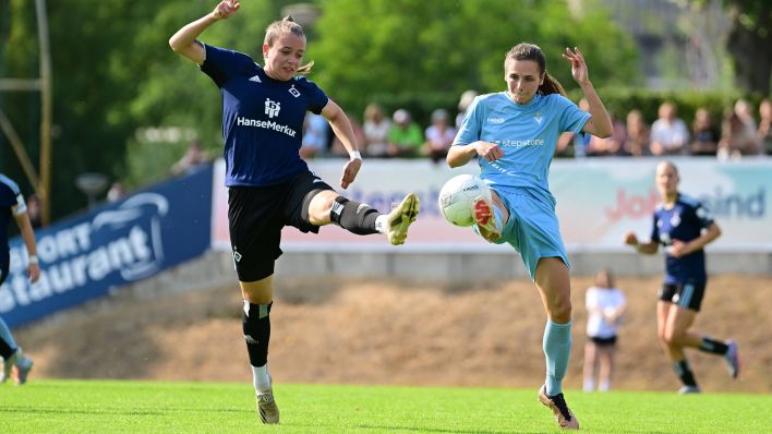 Dana Marquardt (Hamburger SV, links) und Marlies Sänger (FC Viktoria Berlin) im Zweikampf. (Bild: IMAGO / Lobeca)