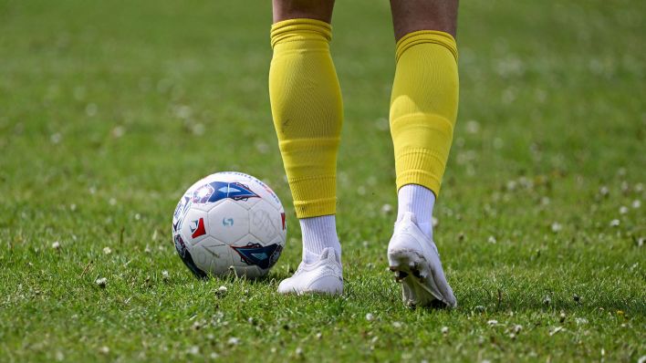 Ein Fußballer führt einen Ball auf einem Fußballfeld. (Bild: IMAGO / Patrick Scheiber)