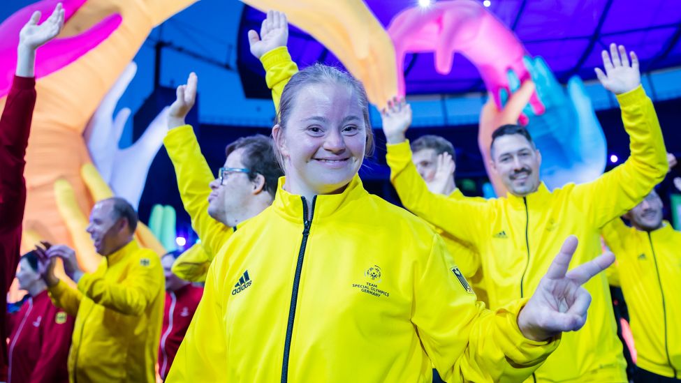 Athleten aus Deutschland kommen am 17.06.2023 bei der Eröffnungsfeier der Special Olympics World Games Berlin 2023 ins Olympiastadion. (Quelle: dpa/Christoph Soeder)