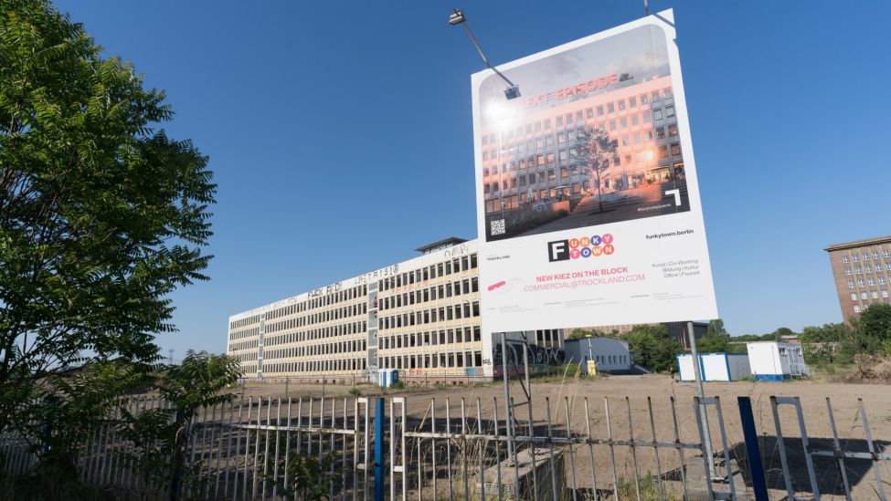 Projektentwicklungsschild vor dem ehemaligen Redaktionsgebäude des Radiosenders DT64 in der Rummelsburger Landstraße nahe des Funkhaus Nalepastraße, aufgenommen am 12.06.2023 (Quelle: rbb / Sebastian Schneider).