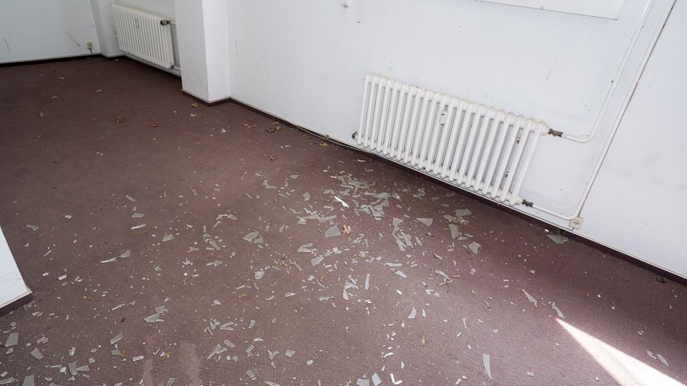 Scherben eines eingeschlagenen Fensters bedecken den Boden eines Gästezimmers in der ehemaligen Raststätte Dreilinden, aufgenommen am 13.06.2023 (Quelle: rbb / Sebastian Schneider).