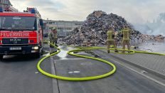 Nachlöscharbeiten am 01.06.2023 in Berlin Neukölln nach einem Großbrand auf einem Recyclinghof. (Quelle: rbb/Matthias Bartsch)