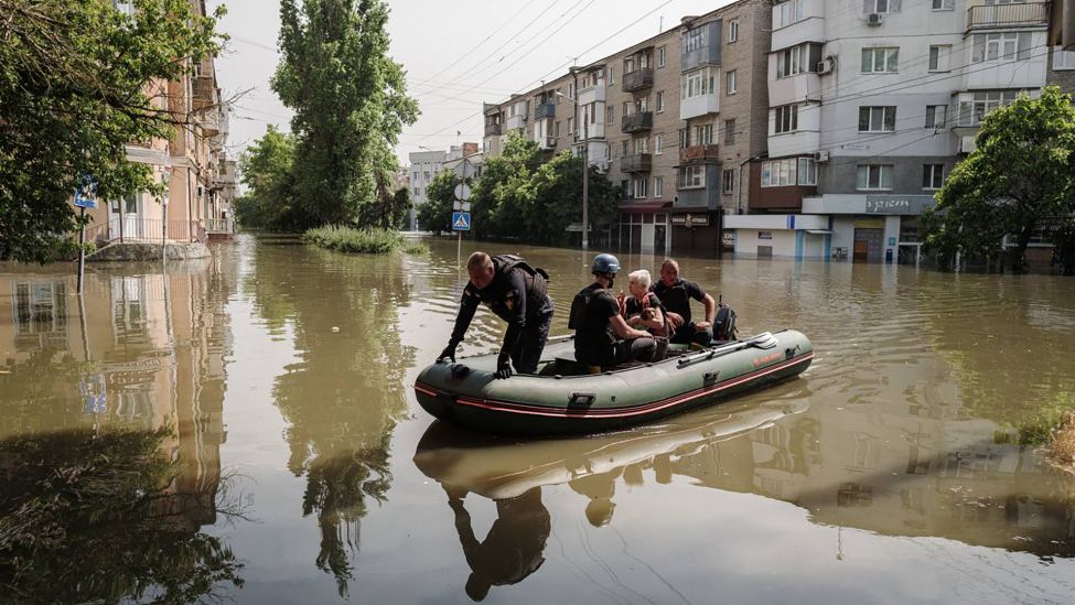 Helfer evakuieren Menschen in Cherson, Ukraine (Quelle: Marcus Heep)