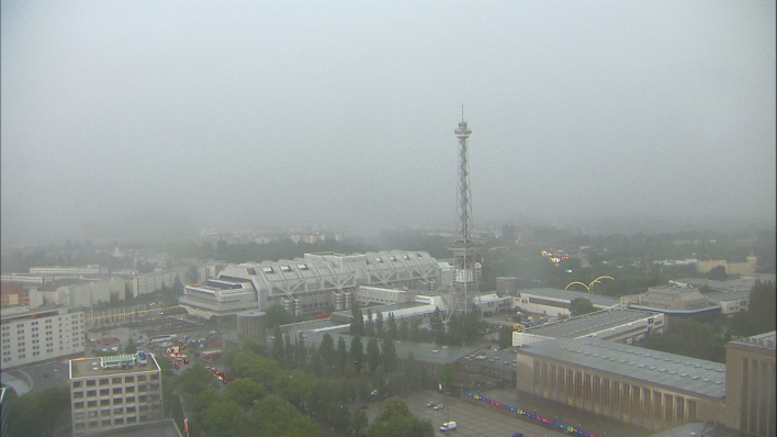 Ein Gewitter zieht über den Berliner Funkturm (Quelle: rbb)