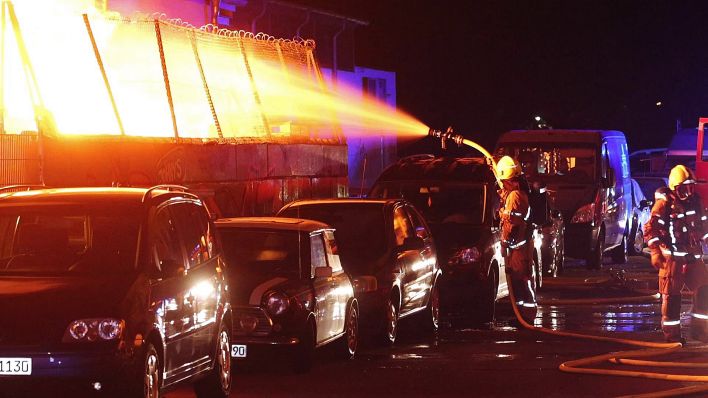 Einsatzkräfte der Feuerwehr bei der Löschung des Feuers in der Berlin-Lichtenberg.(Quelle:Morris Pudwell)