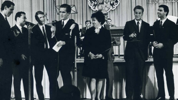 Auf der Bühne 1969 in Riesa: Eichhorn mit Mikrofon umringt von Werktätigen aus zwei Kollektiven - Sendung: "Das müsste doch zu machen sein" (Bild: Alfred Eichhorn)