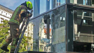 Ein Feuerwehrmann klettert am Samstag den 10. Juni von einer Leiter zu einem Aufzug. Zwei Personen mussten daraus befreit werden. (Quelle: Tim Steinbrecher)