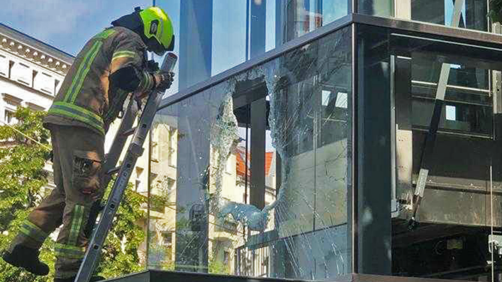 Ein Feuerwehrmann klettert am Samstag den 10. Juni von einer Leiter zu einem Aufzug. Zwei Personen mussten daraus befreit werden. (Quelle: Tim Steinbrecher)