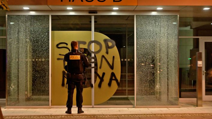 Ein Polizist steht in der Nacht zum 27.07.2023 vor dem beschmierten Gebüde der Deutschen Bahn in Berlin-Mitte.(Quelle:Morris Pudwell)