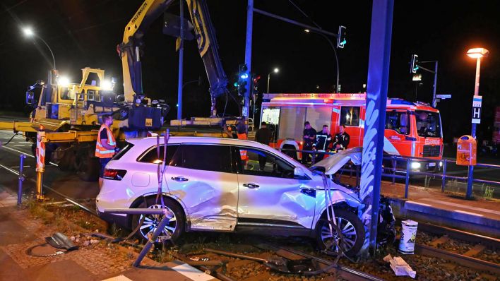 Der Unfallort mit dem beschädigten Fahrzeug in Berlin Lichtenberg am 19.07.2023.(Quelle:Morris Pudwell)