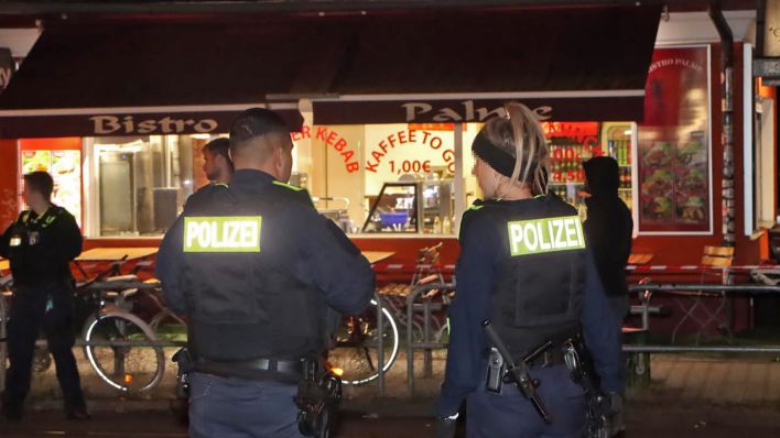 Ein Polizist und eine Polizistin stehen vor dem Döner-Imbiss in der Nacht zum 27.07.2023.(Quelle:Morris Pudwell)