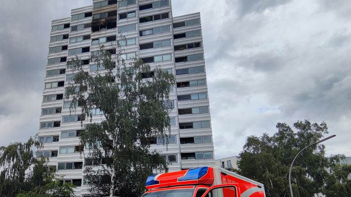 Zwei Menschen sind am 28.07.2023 wegen eines Brandes in einem Hochhaus in der Lindenstraße in Berlin-Kreuzberg aus dem Gebäude gesprungen und gestorben. (Quelle: Morris Pudwell)