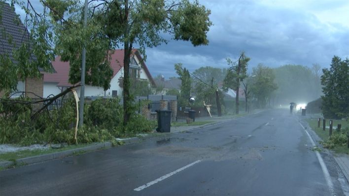 In Krummensee bei Werneuchen, Landkreis Barnim, Brandenburg wurden Dächer von mehr als 20 Häusern beschädigt oder abgedeckt, Schornsteine runtergerissen und Fenster eingedrückt. (Quelle: NonStopNews)