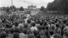 Mehrere tausend DDR-Bürger haben sich am Abend des 19.06.1988 vor dem Brandenburger Tor in Ost-Berlin versammelt. Sie wollen dem Konzert zuhören, dass der US-Popstar Michael Jackson jenseits der Grenze vor dem Reichtstagsgebaude in Westberlin gibt. (Quelle: dpa/Chris Hoffmann)