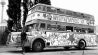 Vor dem Ostberliner Fernsehturm wirbt ein poppig bemalter Bus der FDJ (Freie Deutsche Jugend) für die Weltfestspiele, die 28. Juli bis zum 5. August 1973 in Ost-Berlin stattfanden. (Quelle: dpa/Chris Hoffmann)