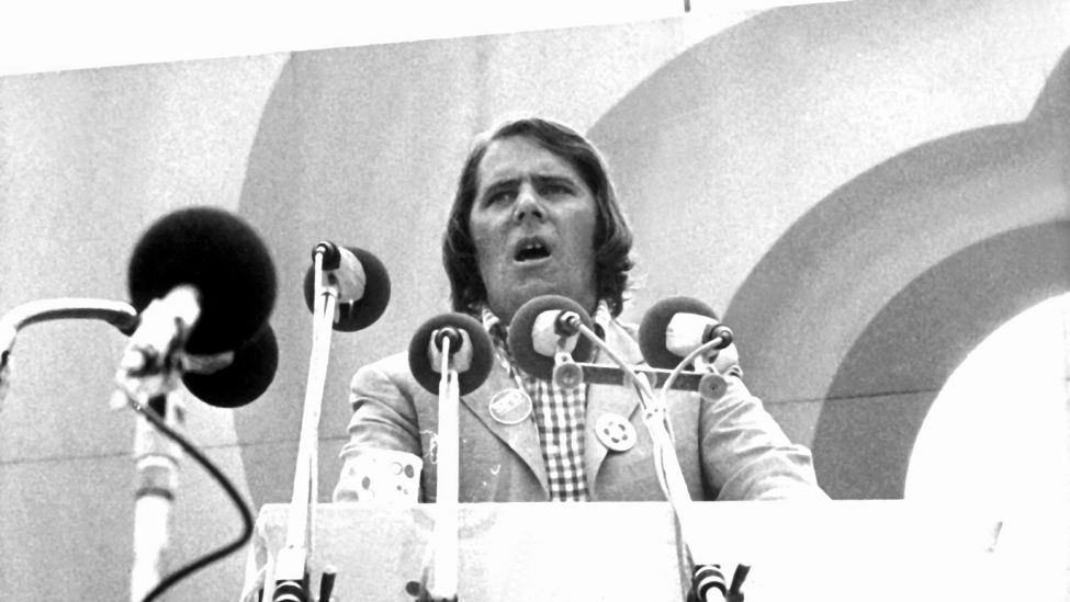 Der Vorsitzende der Jungsozialisten, Wolfgang Roth, spricht am 1. August 1973 während der Weltfestspiele der Jugend in Ost-Berlin. (Quelle: dpa/Giehr)