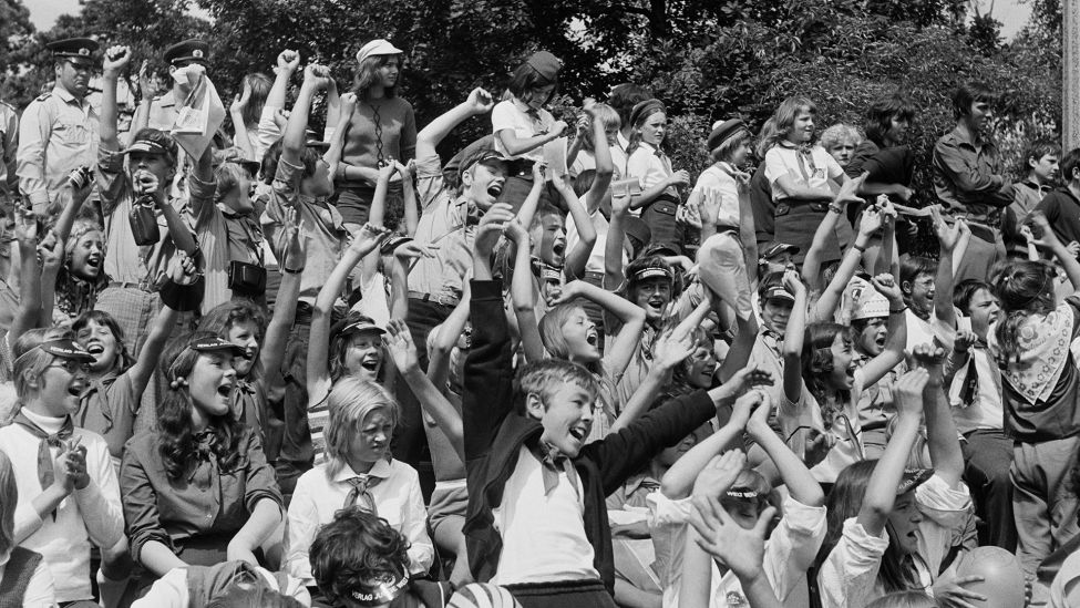 Kinder applaudieren bei einem Jugendcamp in der Wuhlheide während der Weltjugendfestpiele 1973 in Ost-Berlin. (Quelle: akg/ Purkiss Archive)