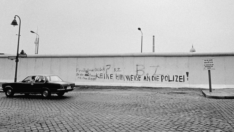 Archivfoto aus dem Jahr 1976: Graffiti von RAF-Sympathisanten an der Mauer in Berlin-Kreuzberg, Waldemarstrasse, Ecke Legiendamm. Am 7. Juli 1976 waren vier Frauen der "Bewegung 2. Juni" und "Rote-Armee-Fraktion" (Inge Viett, Gabriele Rollnik, Monika Berberich, Juliane Plambeck) aus der Frauenhaftanstalt Lehrter Strasse ausgebrochen (Quelle: dpa / Henning Langenheim / akg-images).