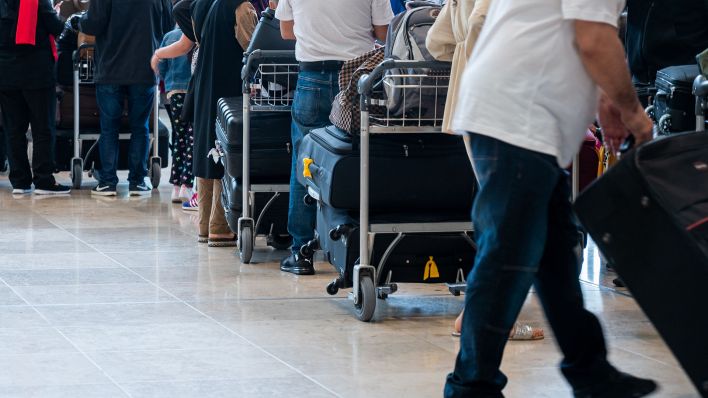 Brak wózków bagażowych: usługodawca BER strajkował na początku wakacji