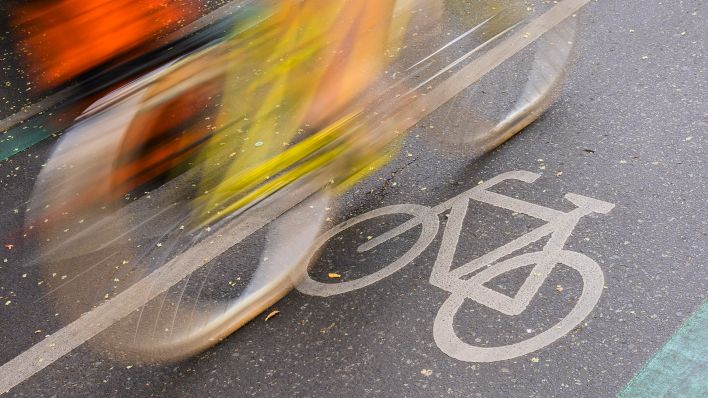 Symbolbild: Ein Fahrrad fährt auf dem Fahrradweg in Berlin (Quelle: dpa/Christoph Soeder)