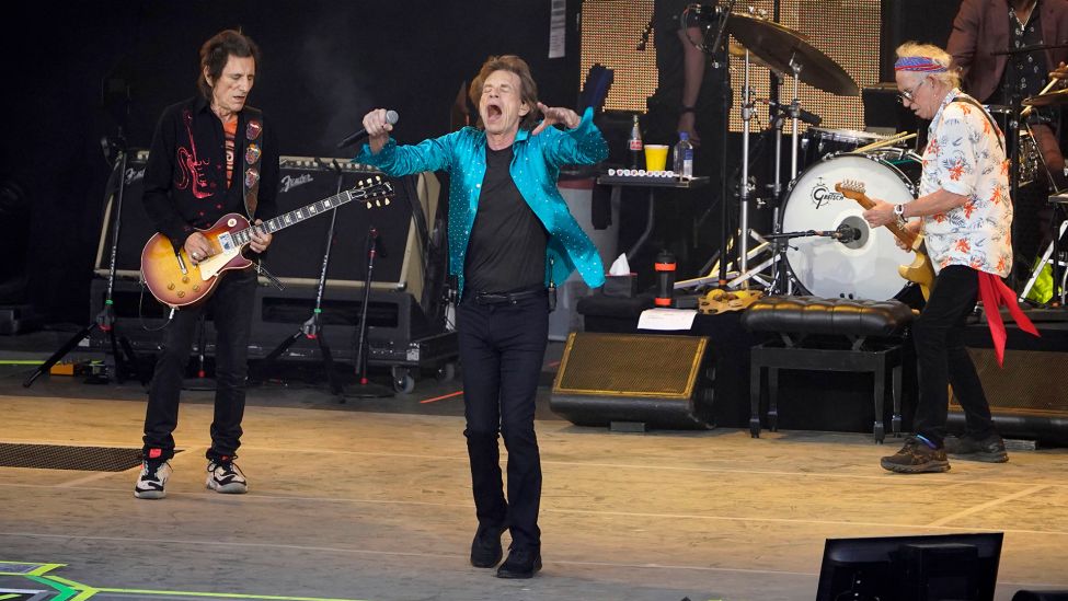 Ron Wood, Mick Jagger und Keith Richards von den Rolling Stones live bei der 'Sixty Tour' in der Waldbühne. Berlin, 03.08.2022. (Quelle: Picture Alliance/Thomas Bartilla/Geisler-Fotopress)