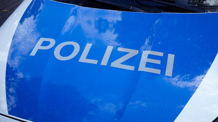 Schriftzug der Polizei an Poizeifahrzeug am 27.11.2022 in Berlin. (Quelle: dpa/Thomas Bartilla/Geisler-Fotopres)
