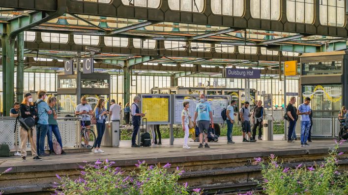 Symbolbild: Wartende Passagiere am Hauptbahnhof Duisburg am 29.07.2022 (Quelle: dpa/Schoening)