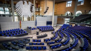 Symbolbild: Blick in den leeren Plenarsaal im Bundestag. (Quelle: dpa/Michael Kappeler)