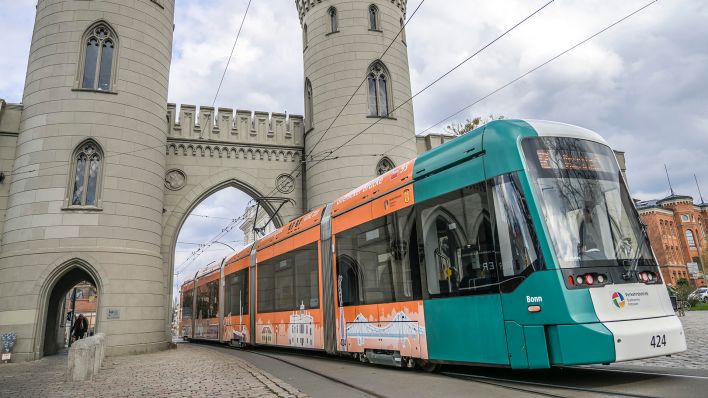 Symbolbild: Eine Straßenbahn fährt am 05.04.2023 durch das Nauener Tor in Potsdam. (Quelle: picture alliance/Schoening)