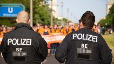 Symbolbild: Unterstützer der Letzten Generation demonstrieren am 26.05.2023 in Berlin gegen die Einstufung als kriminelle Vereinigung durch die Behörden. (Quelle: dpa/Sven Käuler)