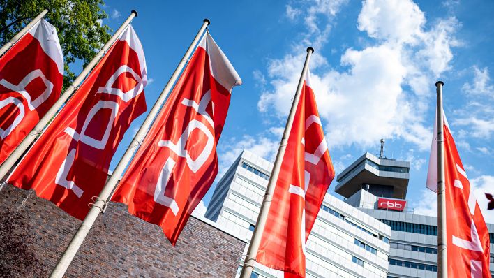 Symbolbild: Flaggen mit dem Logo des rbb wehen vor dem Gebäude des Fernsehzentrums. (Quelle: dpa/Fabian Sommer)