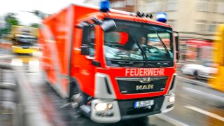 Symbolbild: Ein Fahrzeug der Berliner Feuerwehr ist am 20.06.2023 auf dem Weg zum Einsatzort. (Quelle: Picture Alliance/Jochen Eckel)