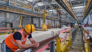 Blick in die 445 Meter lange Halle auf der Baustelle für das neue Instandhaltungswerk für ICE-Züge in Cottbus, aufgenommen am 06.072023. (Quelle: dpa/Patrick Pleul)